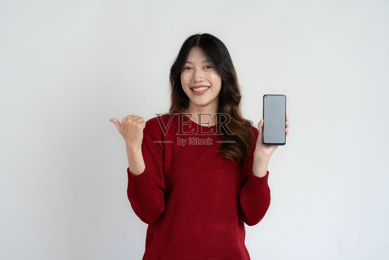 亚洲长发黑人妇女拿着智能手机感觉很高兴，兴奋和惊讶的手势工作室肖像孤立在白色背景照片摄影图片