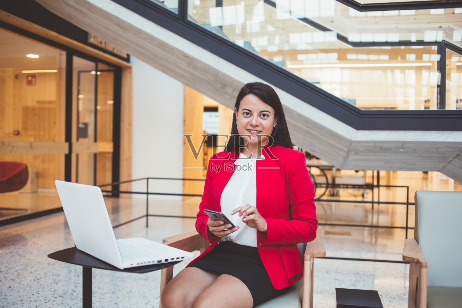 开朗的民族女商人在办公室工作照片摄影图片