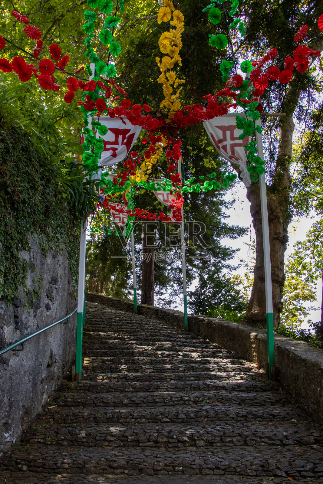 楼梯上悬挂着五颜六色的装饰照片摄影图片