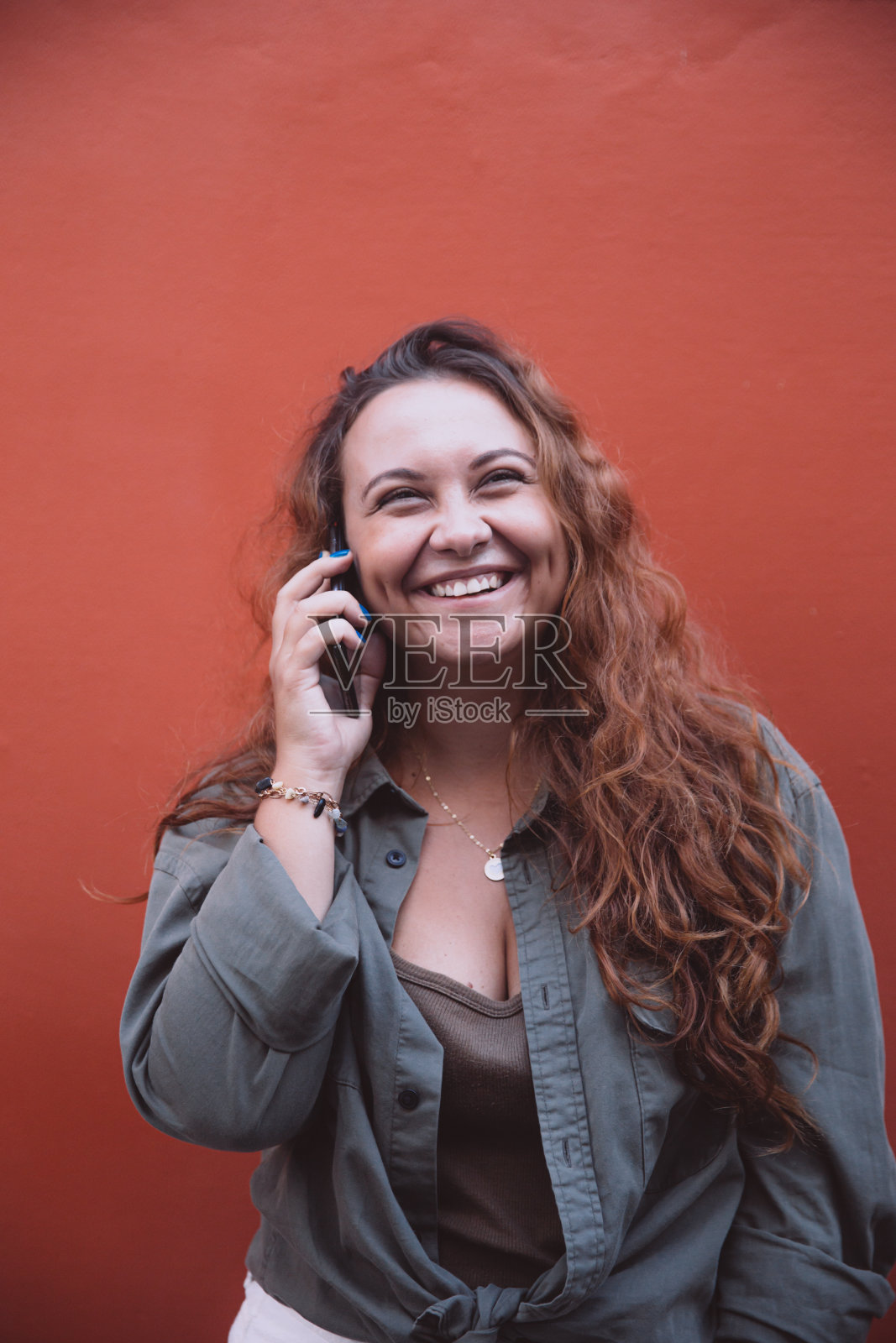 快乐的自由职业者视频通话和退出。在室外使用手机交流。照片摄影图片