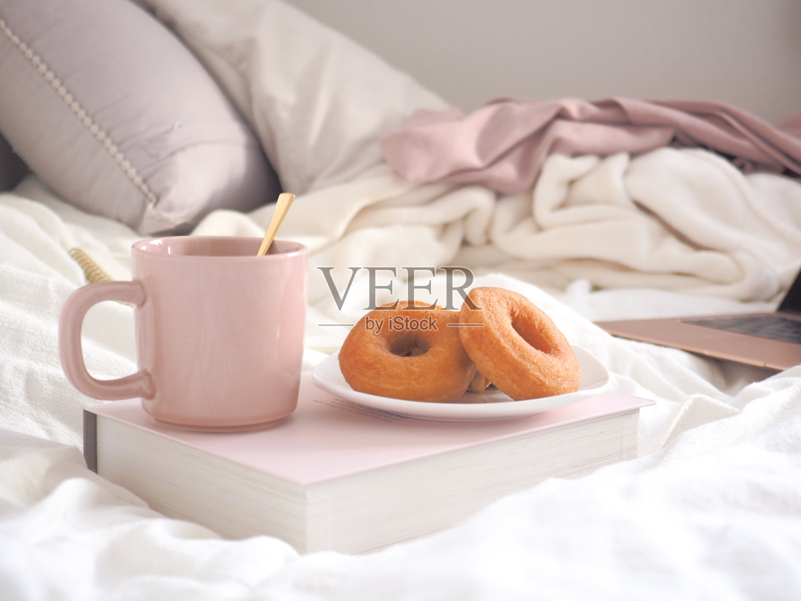 可爱的图像放松电脑时间在床上照片摄影图片