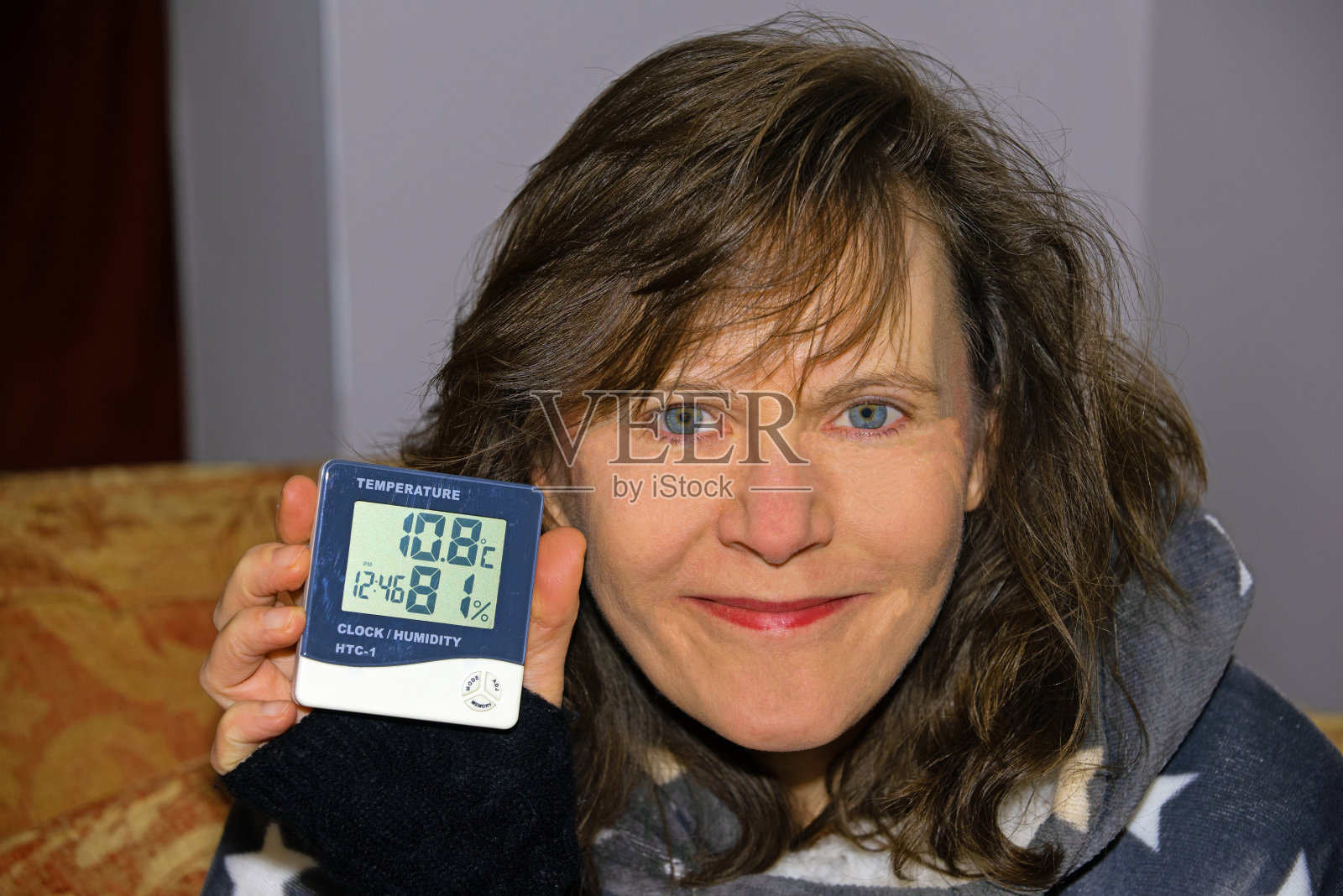 在生活成本危机中保持微笑。照片摄影图片