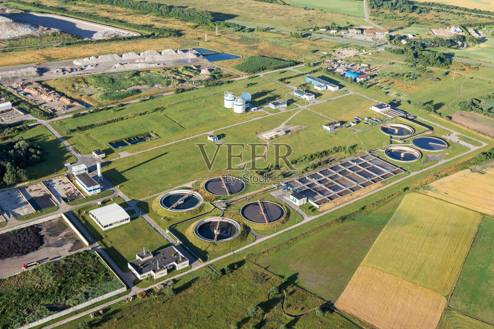 立陶宛污水和废水处理厂的鸟瞰图。照片摄影图片