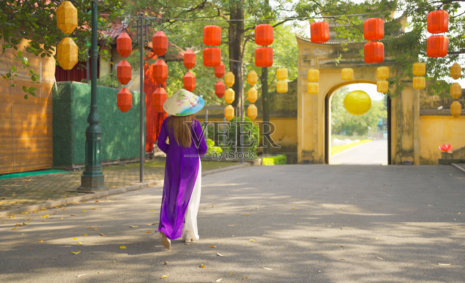 亚洲越南女子女孩的肖像在当地寺庙与灯节旅行在河内城市城镇，越南。人们的生活方式。照片摄影图片
