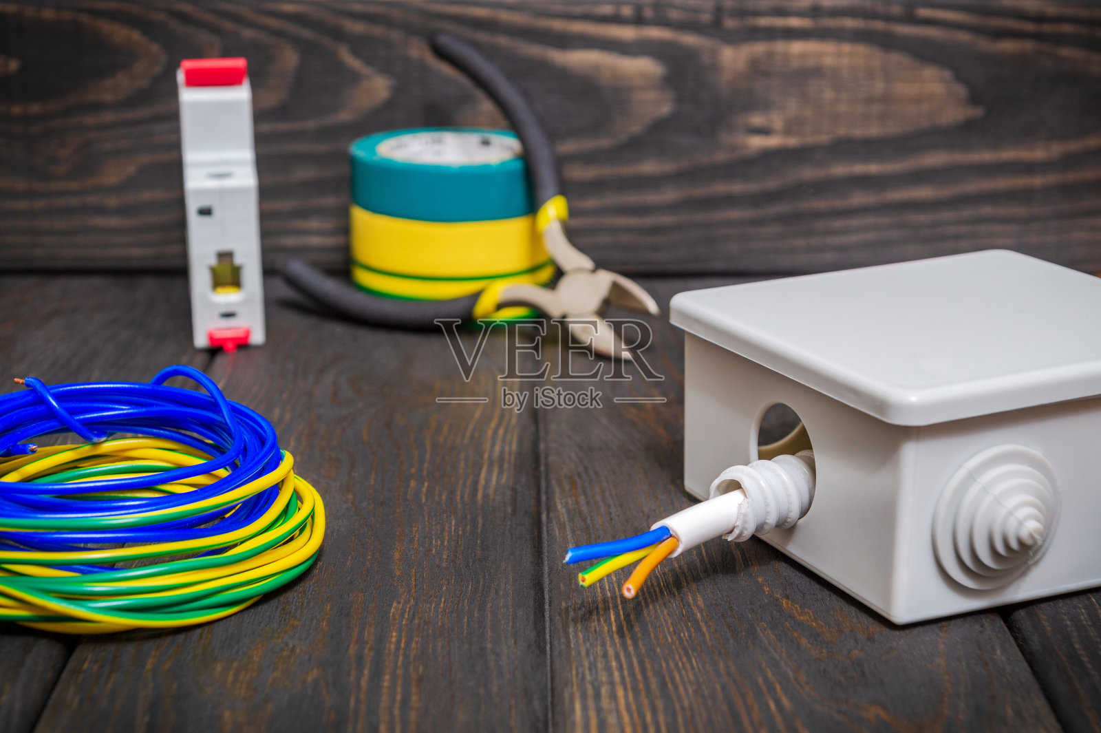 电气安装过程中使用的带电线的电气接线盒照片摄影图片