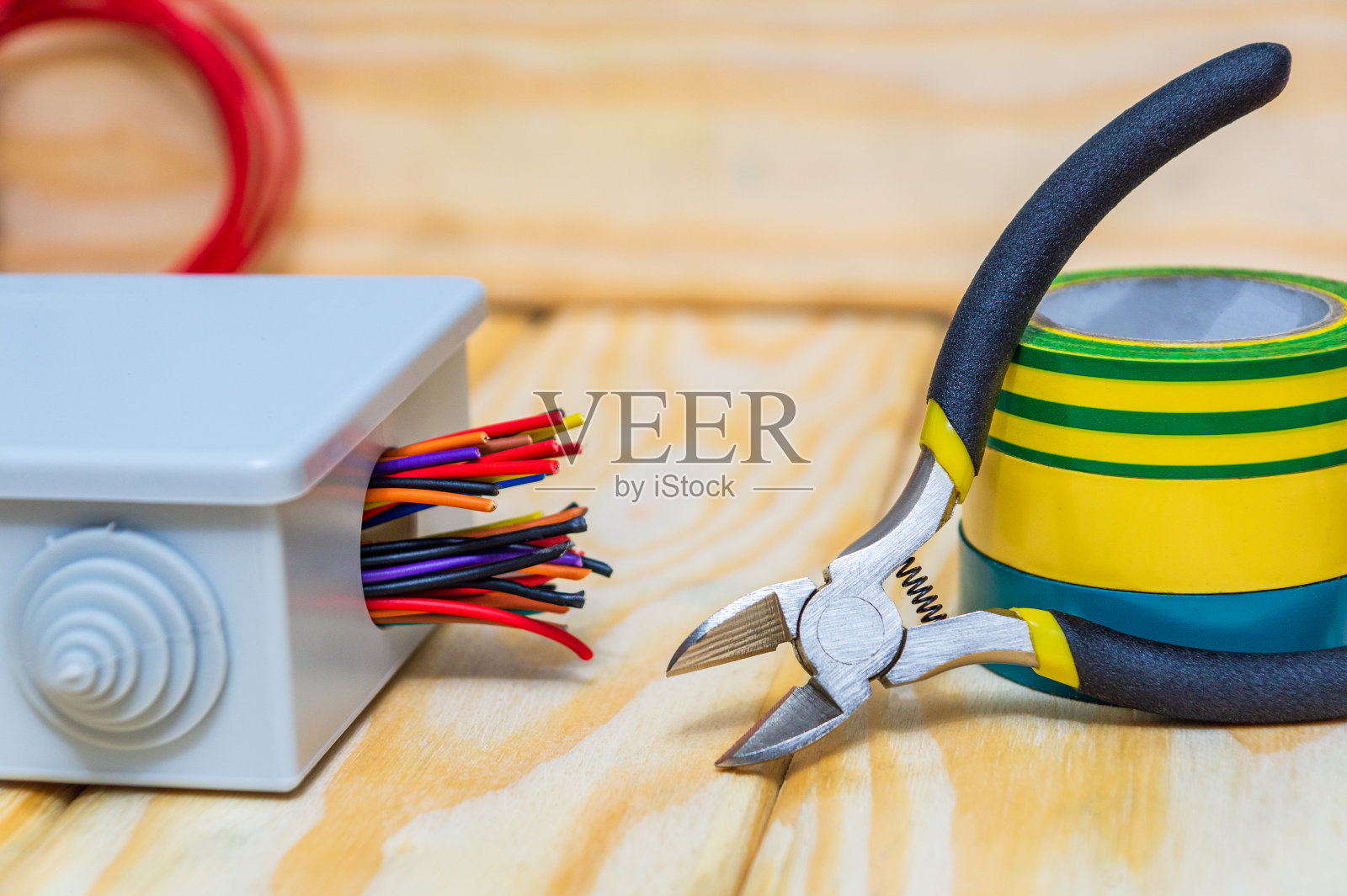 电气安装过程中使用的电气接线盒和电缆及工具线照片摄影图片