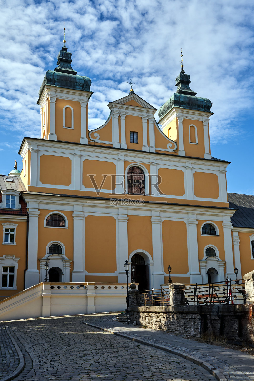 波兹南市历史悠久的方济会教堂的正面照片摄影图片