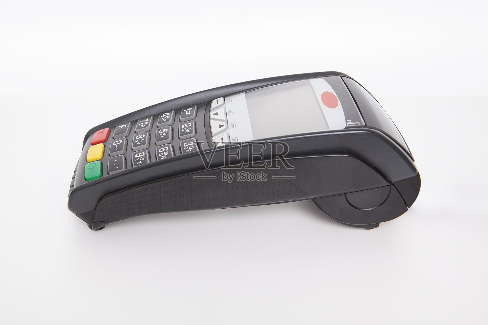 白色背景的信用卡读卡器。客户使用信用卡进行无线或非接触式付款。照片摄影图片