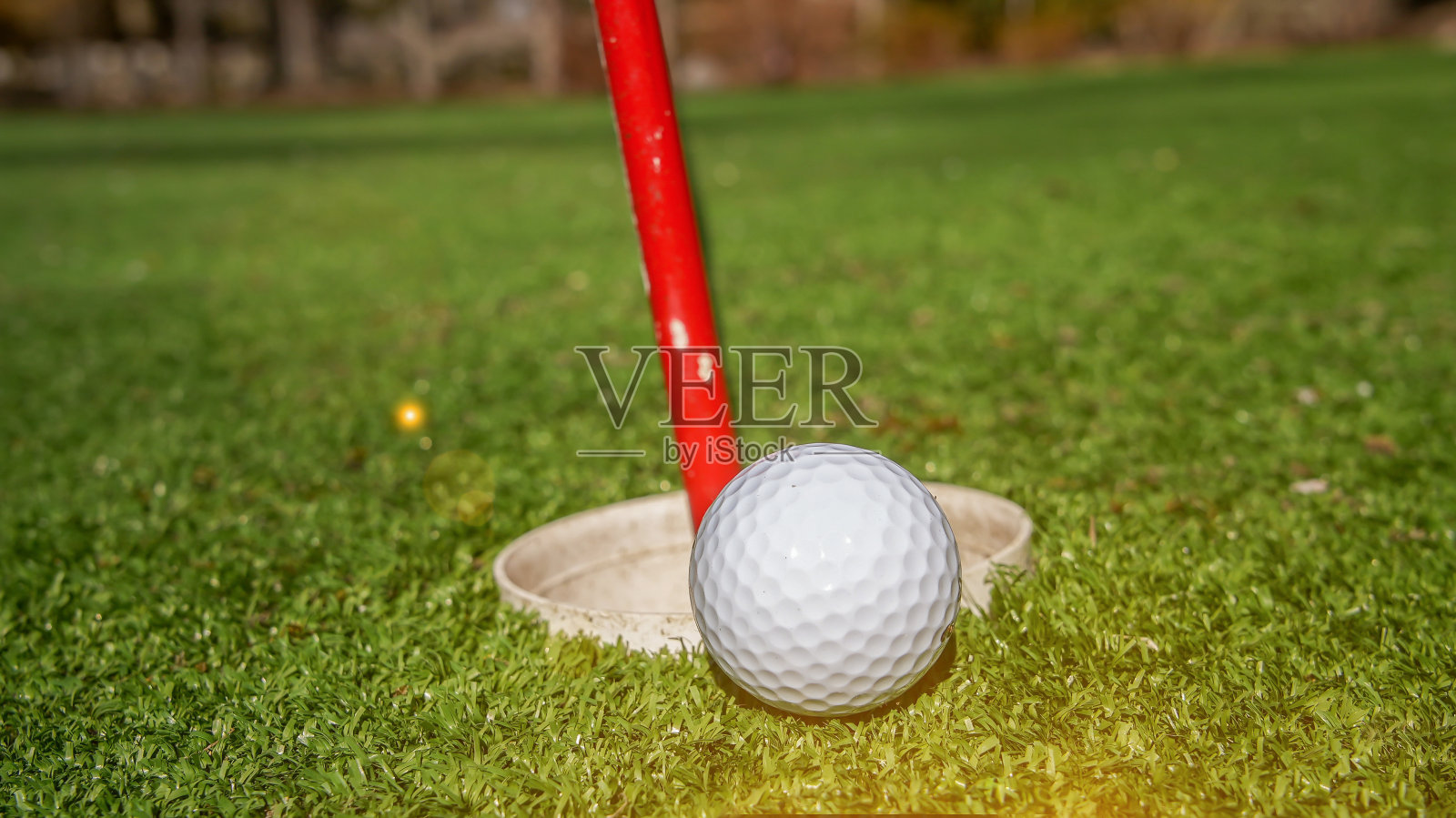 带旗子的近洞高尔夫球照片摄影图片