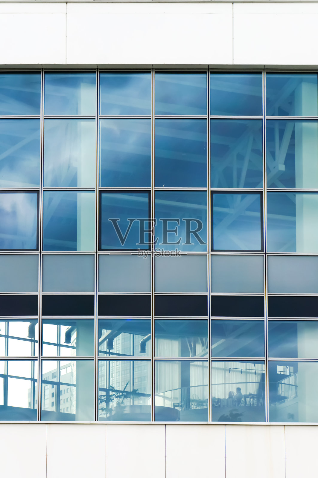 现代建筑外立面的玻璃窗。当代建筑。照片摄影图片