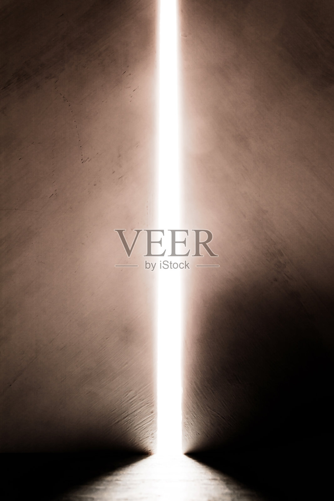 两面墙之间明亮的光。光从大石门的开口，传送门。隧道尽头的一束光。成功的概念，选择的自由，开放的思想，冥想。照片摄影图片