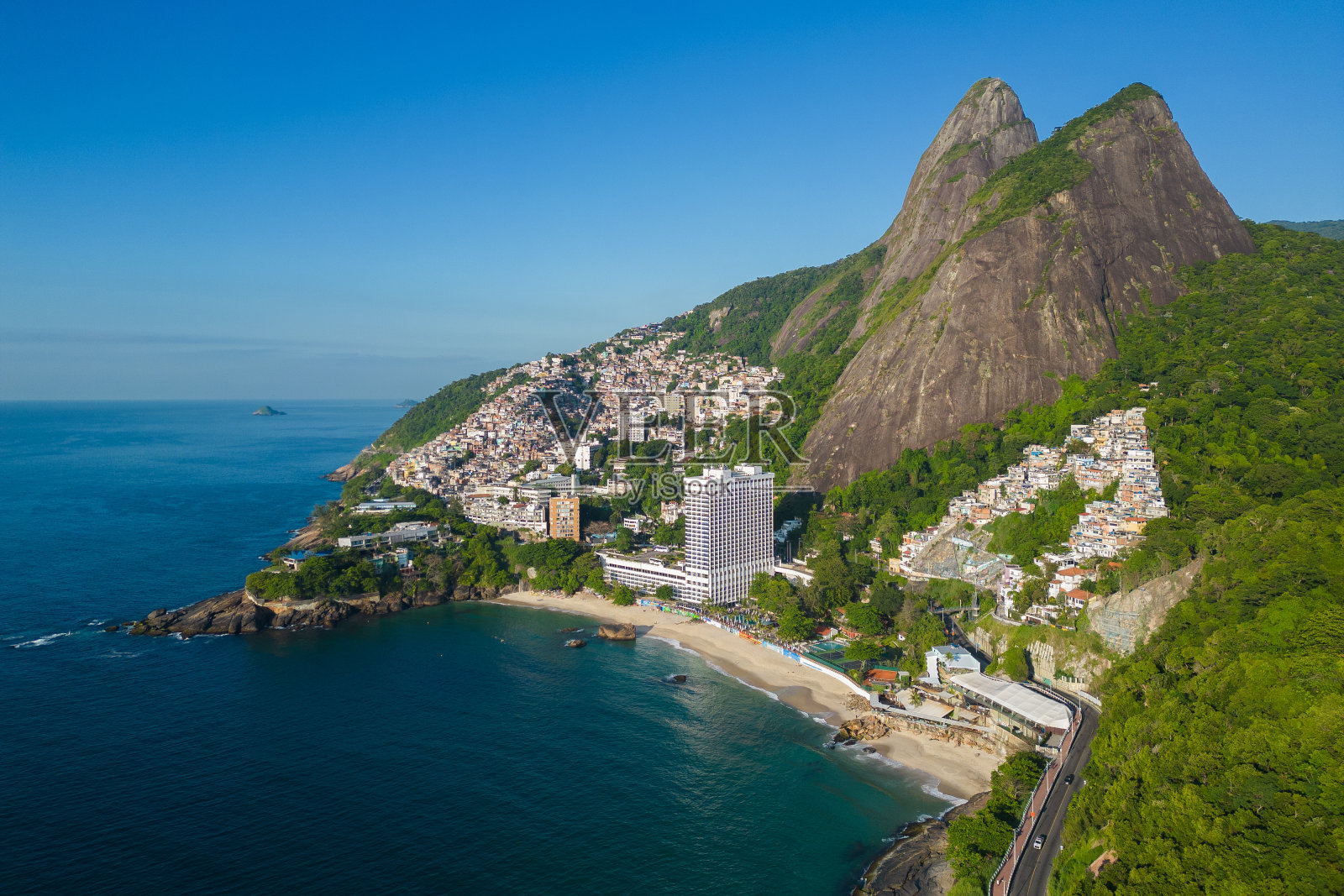 里约热内卢中的两兄弟山和Vidigal贫民窟照片摄影图片