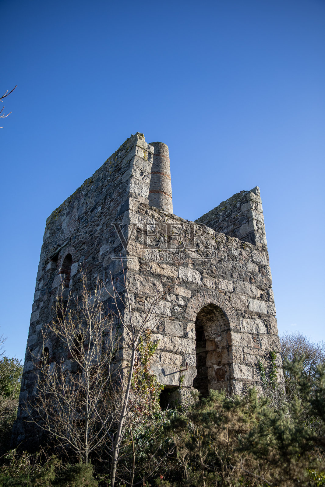 建筑在Wheal Peevor -一个锡矿在雷德拉斯，英国康沃尔郡。照片摄影图片