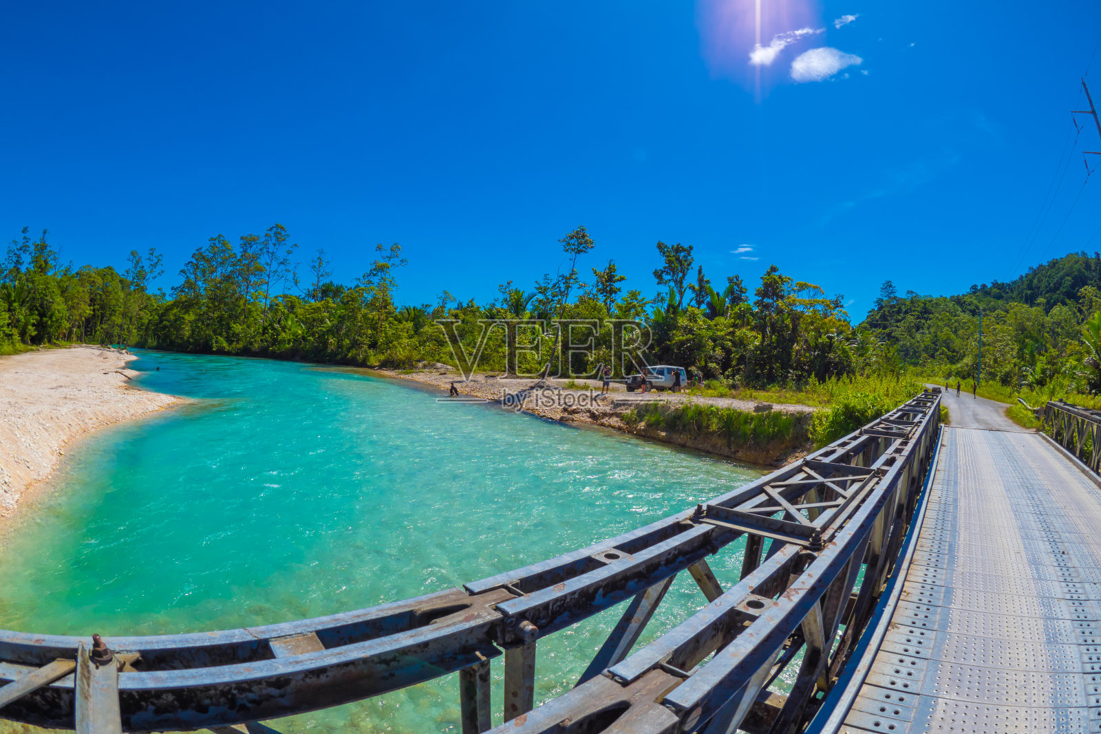 完美的绿松石水在热带河流在丛林照片摄影图片