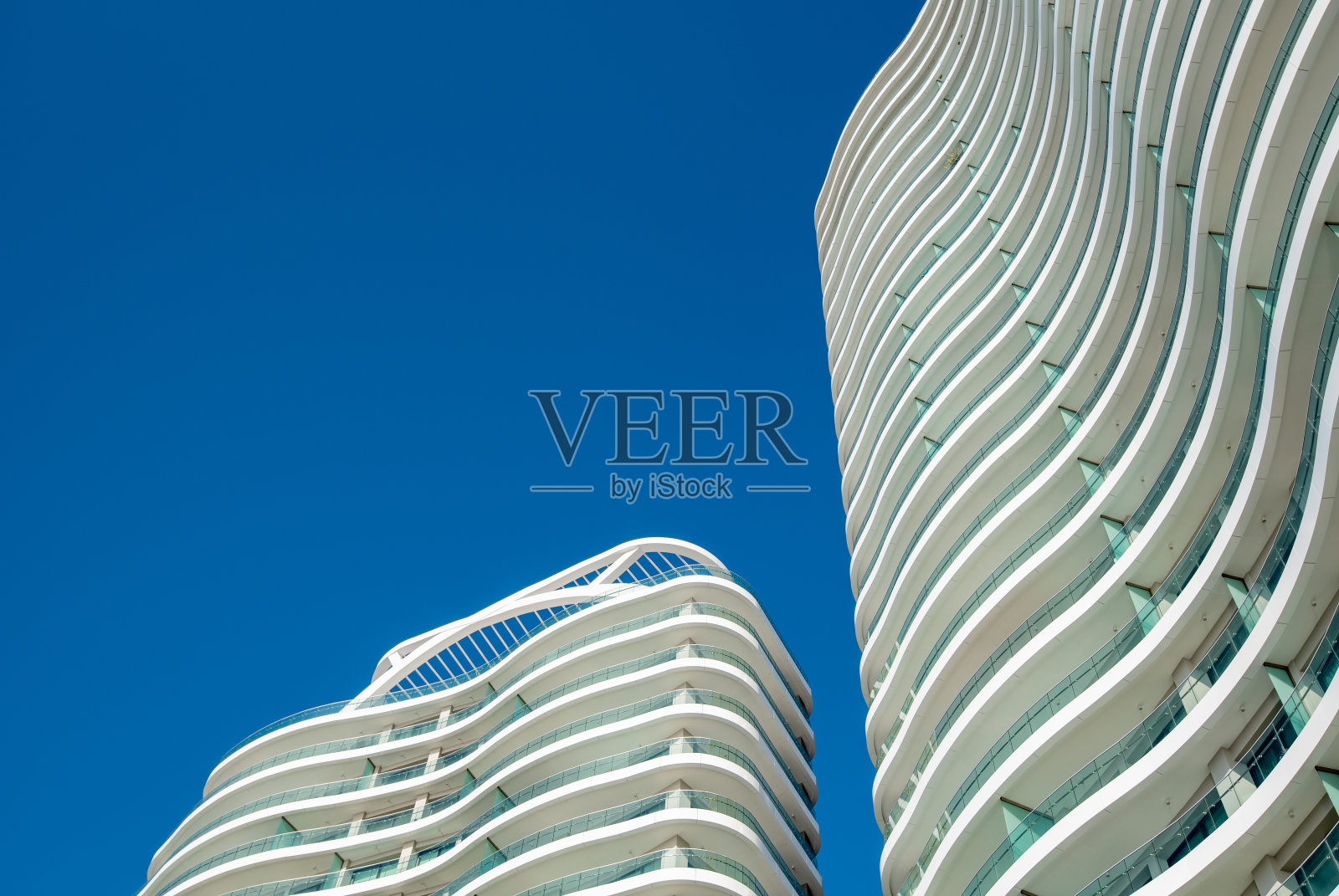 现代办公和家庭公寓建筑细节。豪华房地产。当代建筑设计照片摄影图片