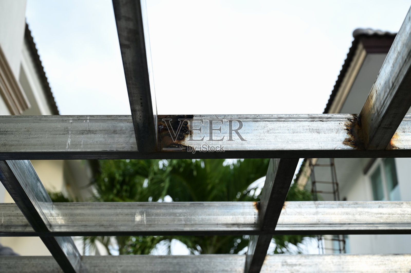 屋顶由灰色金属钢建造，建筑行业照片摄影图片