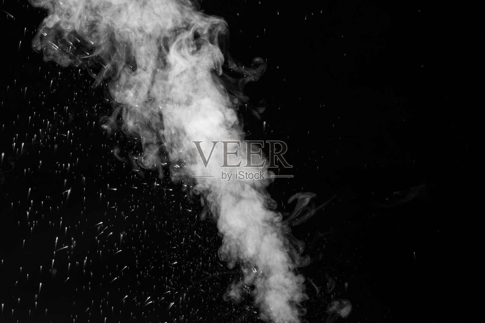 一股带有飞溅的热蒸汽。热蒸汽与水滴的运动在黑色上突出显示照片摄影图片