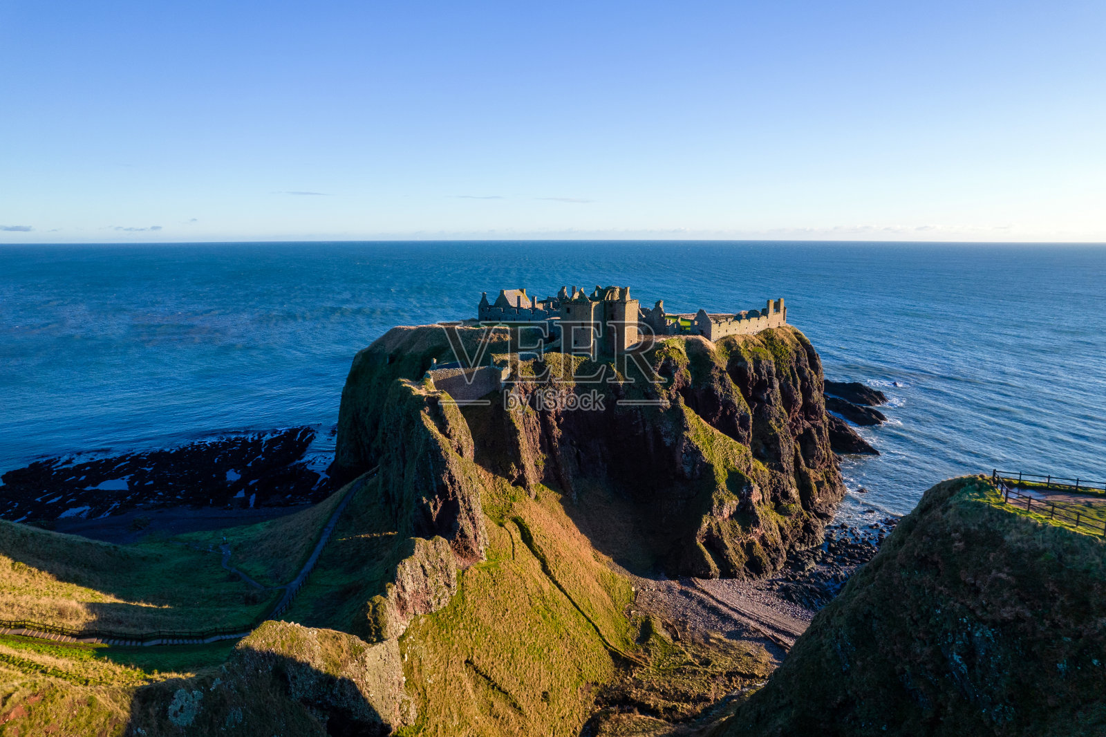 邓诺塔中世纪城堡位于苏格兰东海岸照片摄影图片