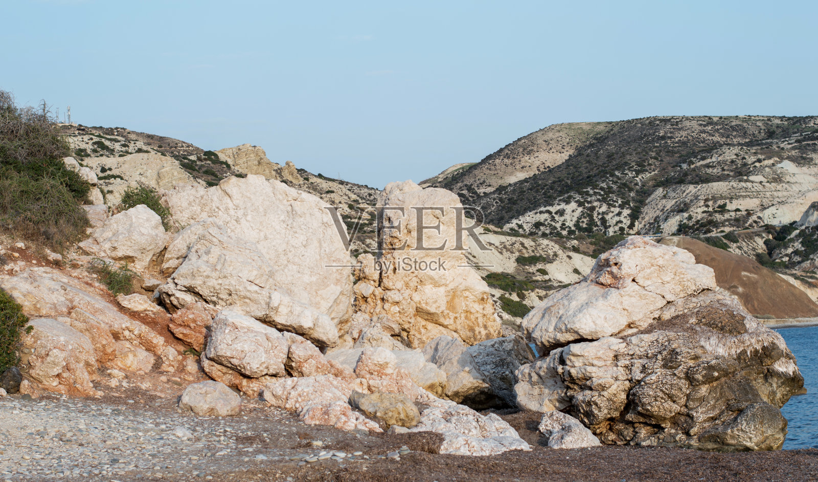 海边的巨石和岩石。海水冲刷着石头照片摄影图片