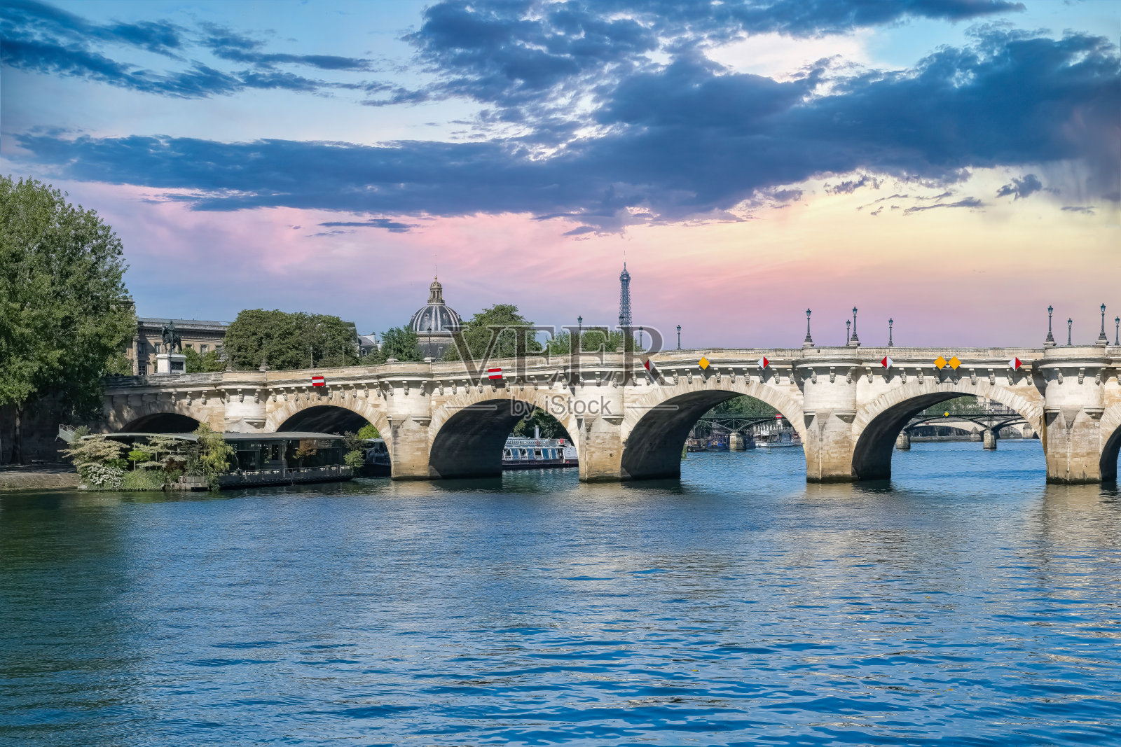 巴黎，塞纳河上的新桥，背景是埃菲尔铁塔照片摄影图片
