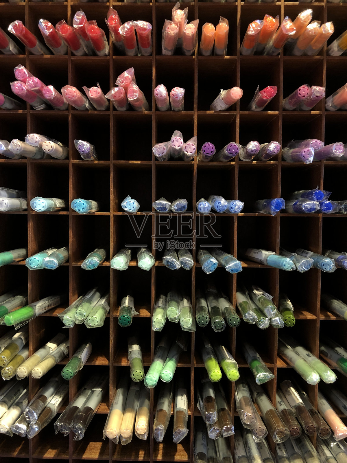 文具店陈列的各种钢笔。照片摄影图片