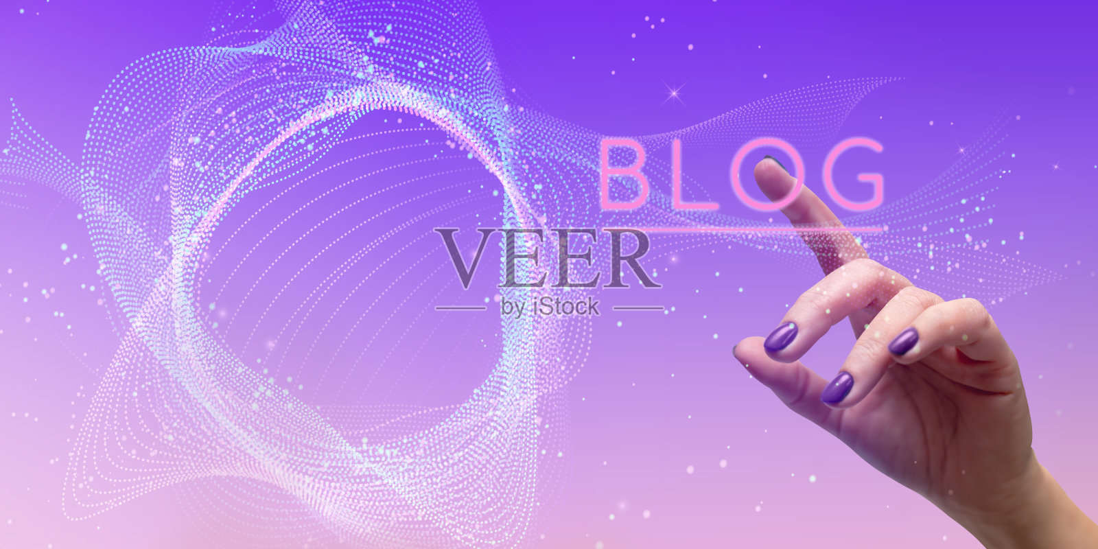 女人的手指向一个抽象的洋红色波浪背景上的铭文BLOG照片摄影图片