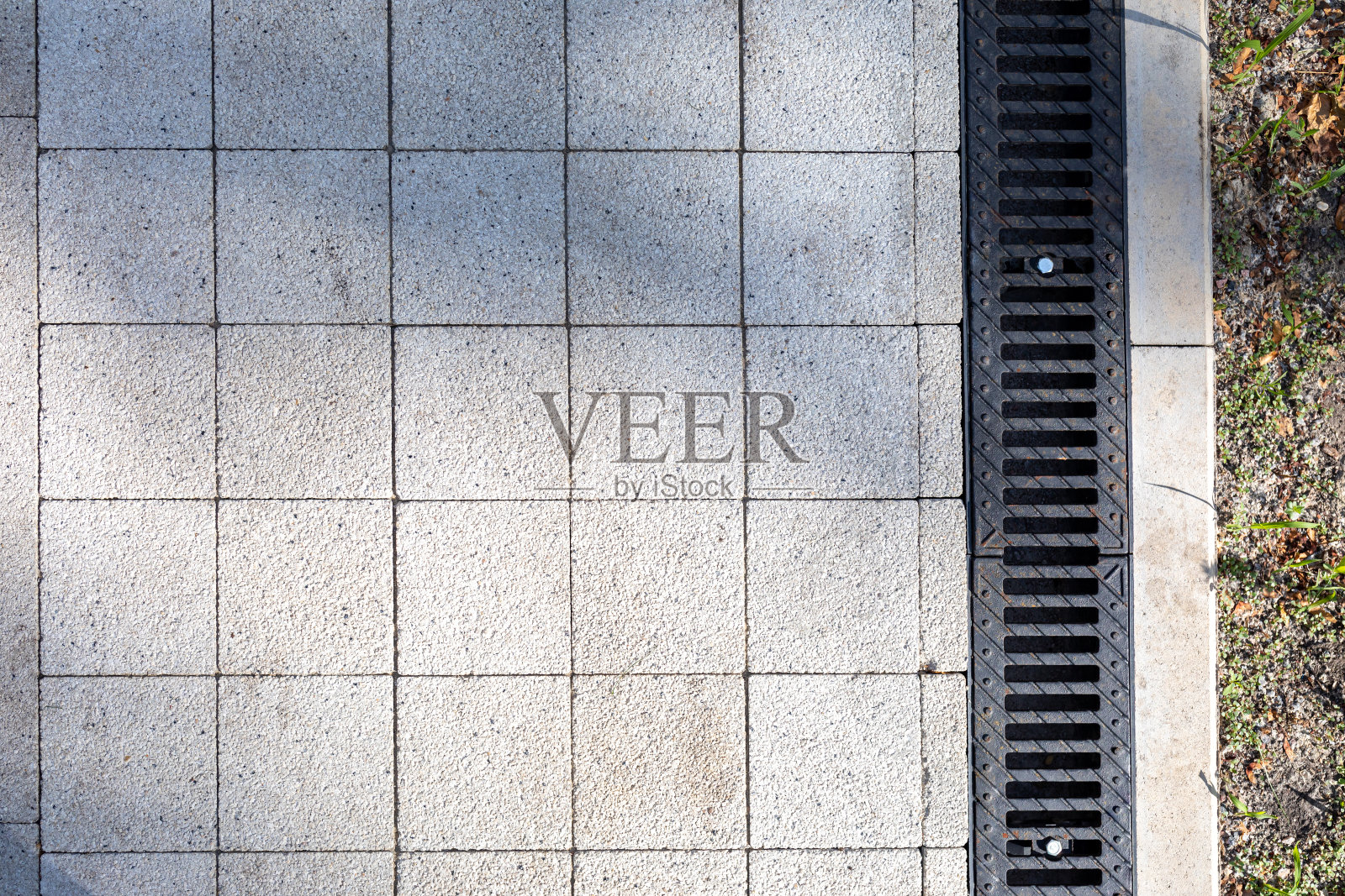 公园行人路雨水排水系统的铁栅栏照片摄影图片