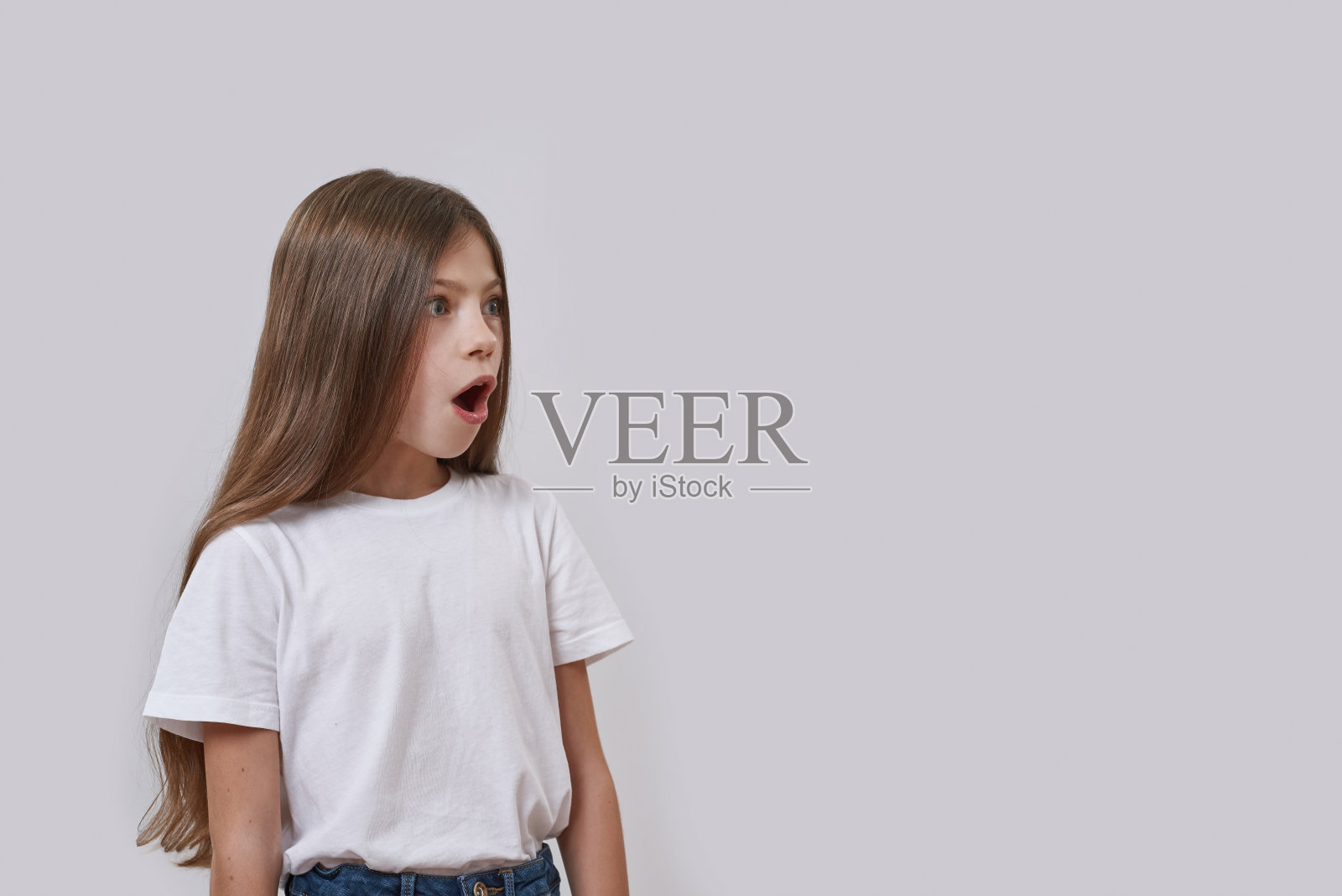 震惊的小女孩张着嘴看向别处照片摄影图片