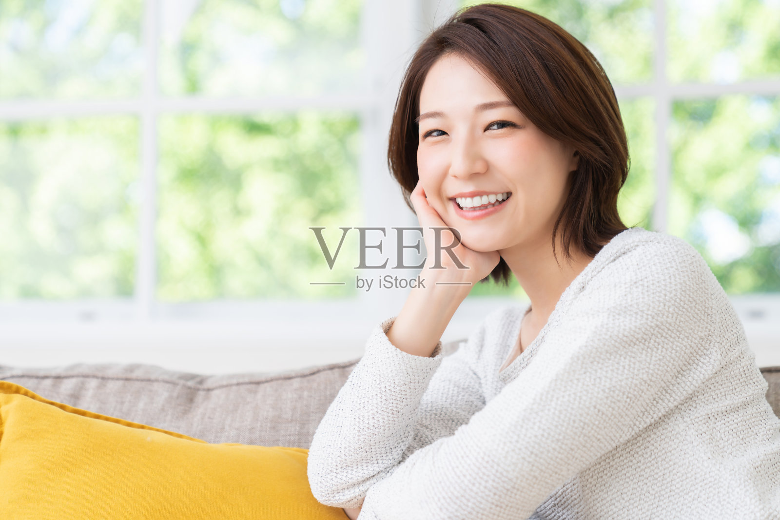 迷人的亚洲女子放松照片摄影图片