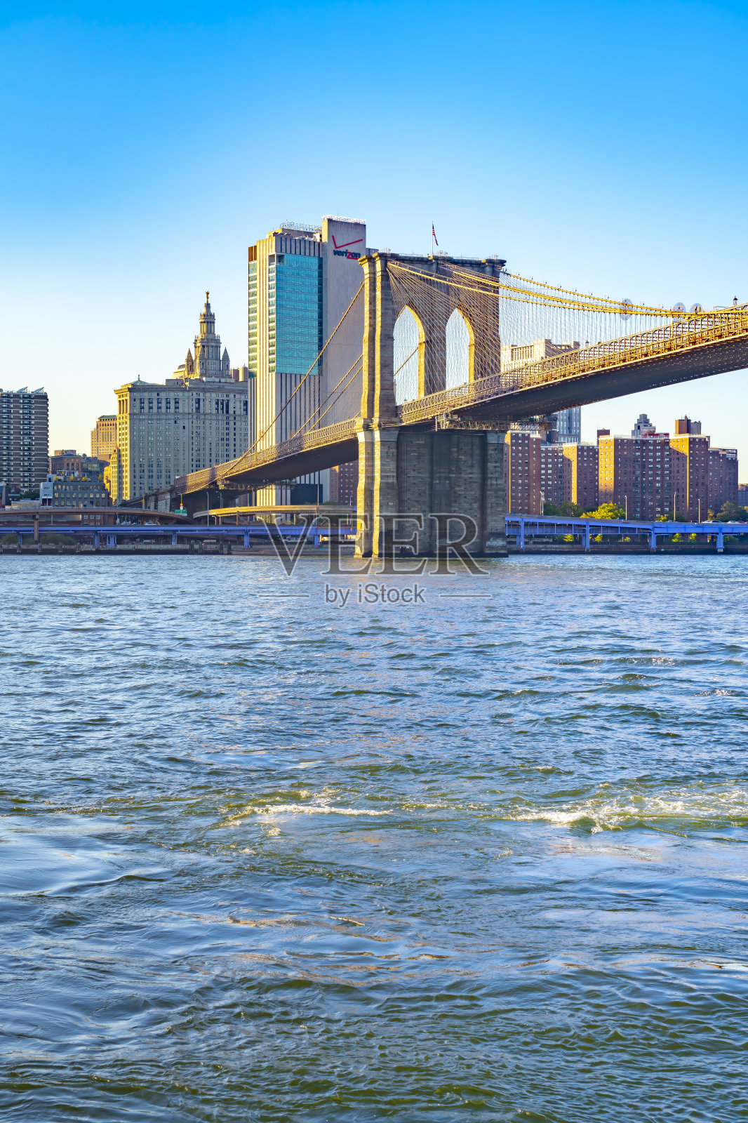 日落时分，布鲁克林大桥、曼哈顿市中心和摩天大楼的全景。照片摄影图片
