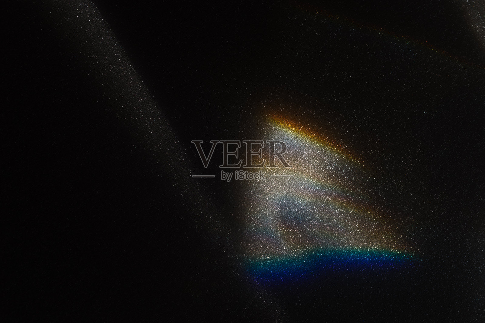 彩虹般的太阳在黑色的背景上闪耀，彩色的眩光和闪耀，光线在闪闪发光的表面上。彩虹折射明亮的阳光在黑暗的方。自然光效果，潮流美学照片摄影图片