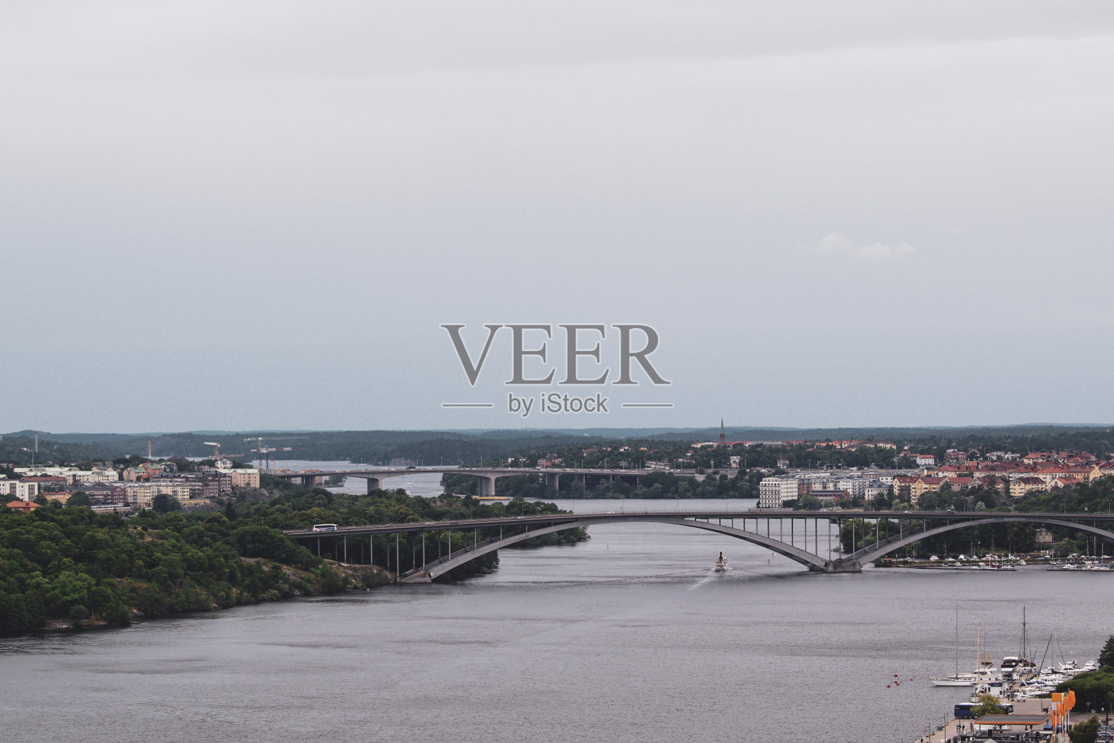 河上的桥对着天空照片摄影图片