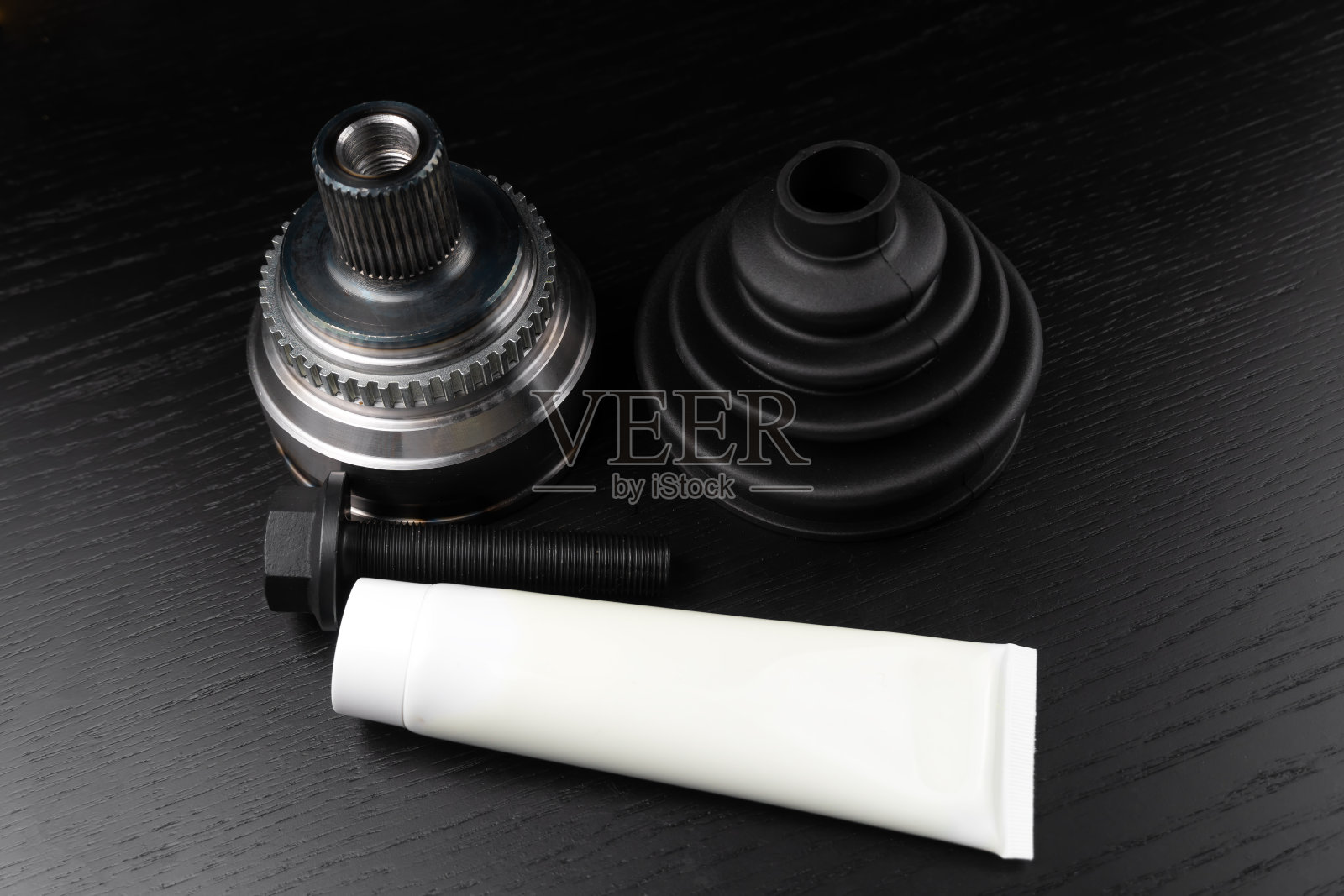 汽车CV接头。传动轴连接黑色背景。新型恒速接头。新型汽车CV接头。用于汽车服务或维修的优质备件。汽车配件店。带有花药的试剂盒照片摄影图片