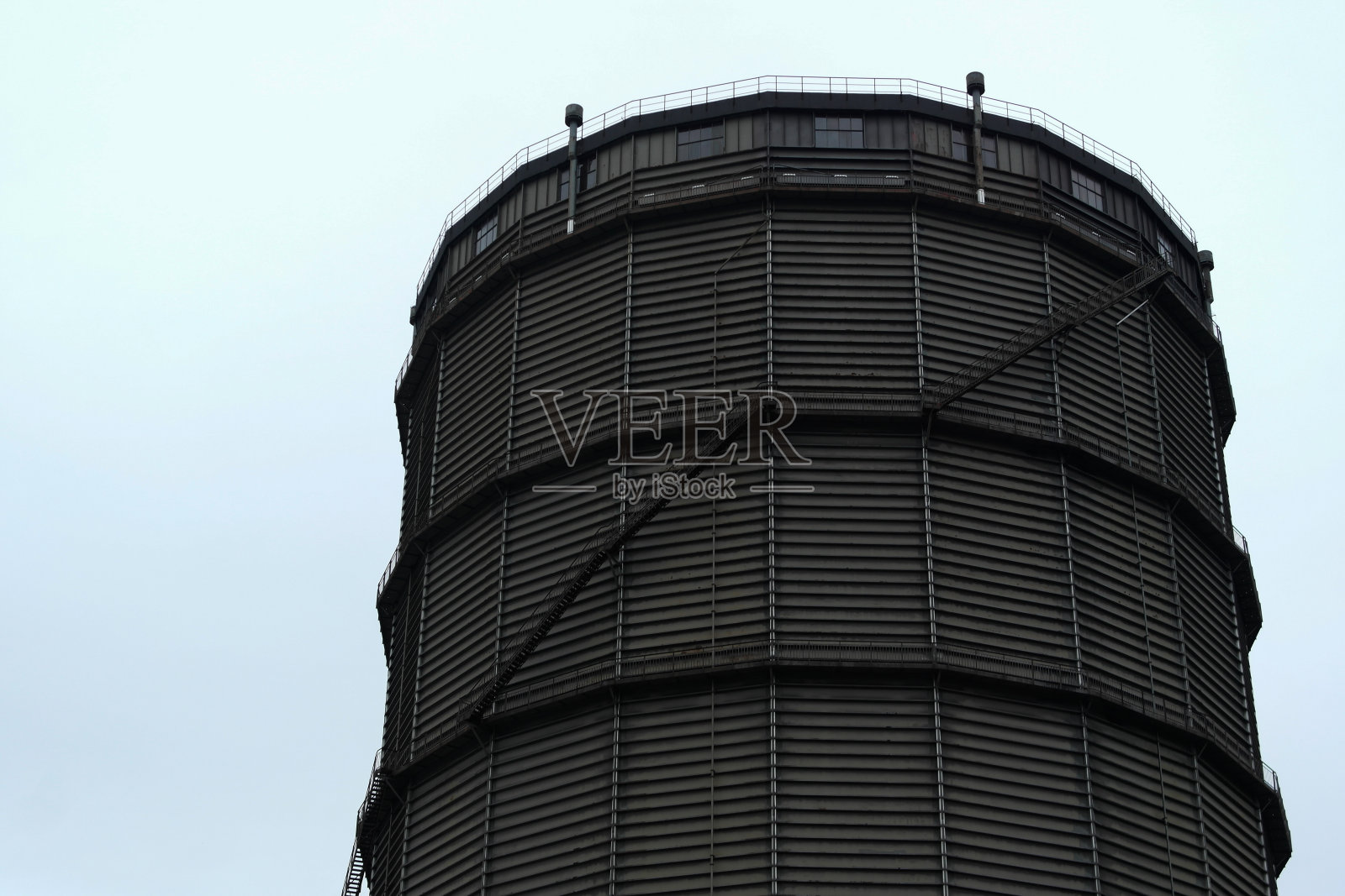 一个旧煤气罐的低角度视图照片摄影图片