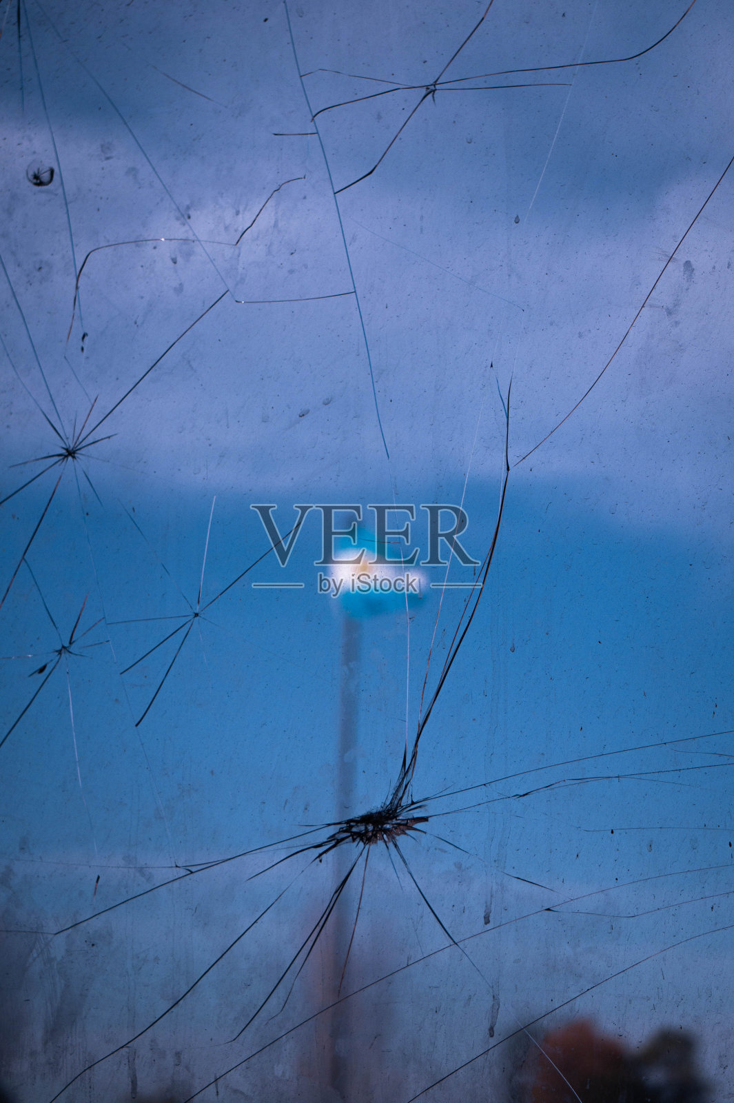 碎玻璃后面的阿根廷国旗照片摄影图片