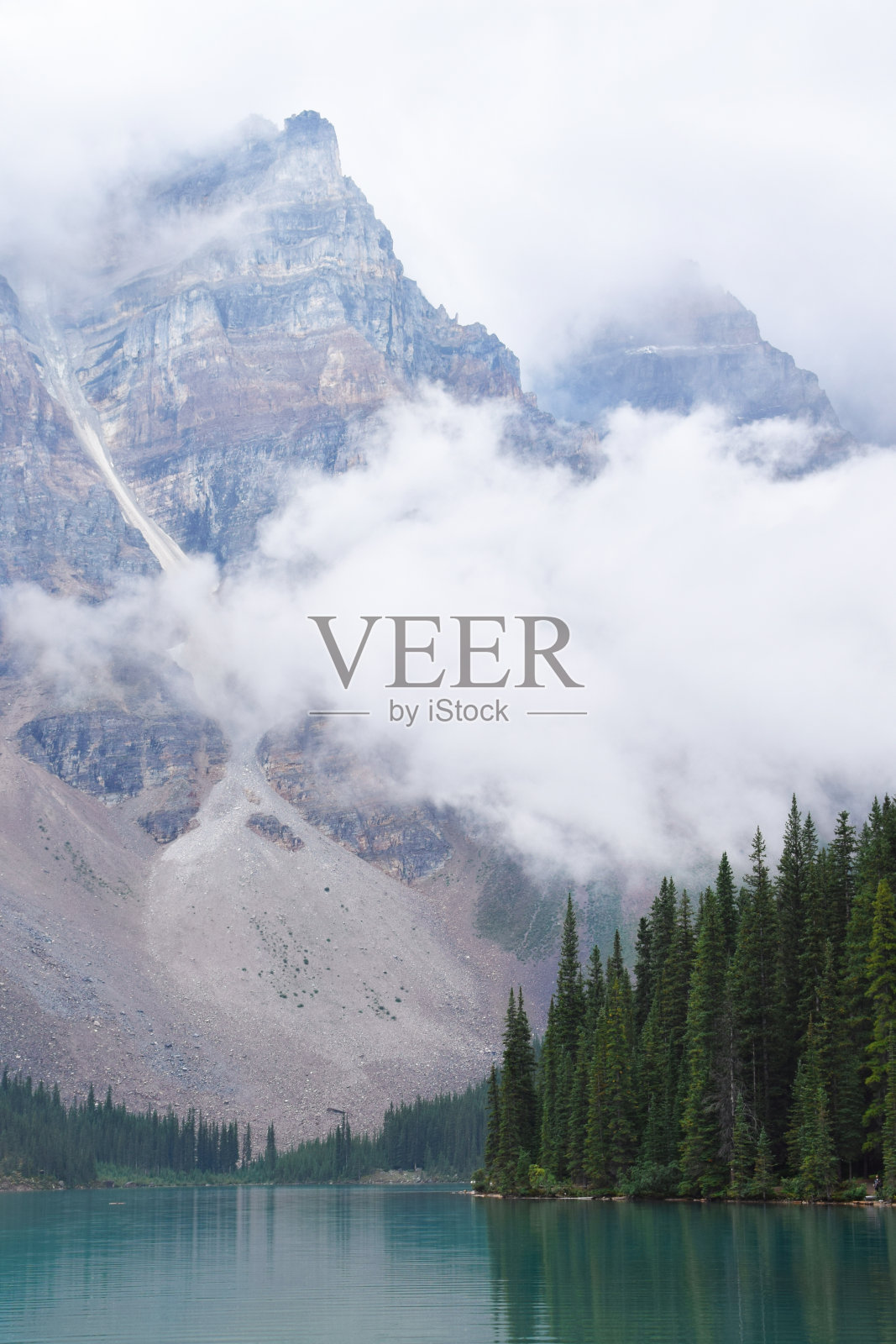 自然景观，山脉和蓝绿色的湖泊照片摄影图片