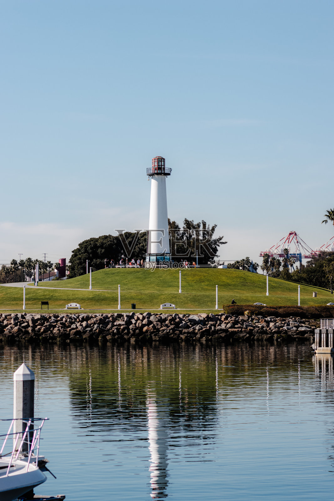 海岸上的长滩灯塔的垂直镜头照片摄影图片
