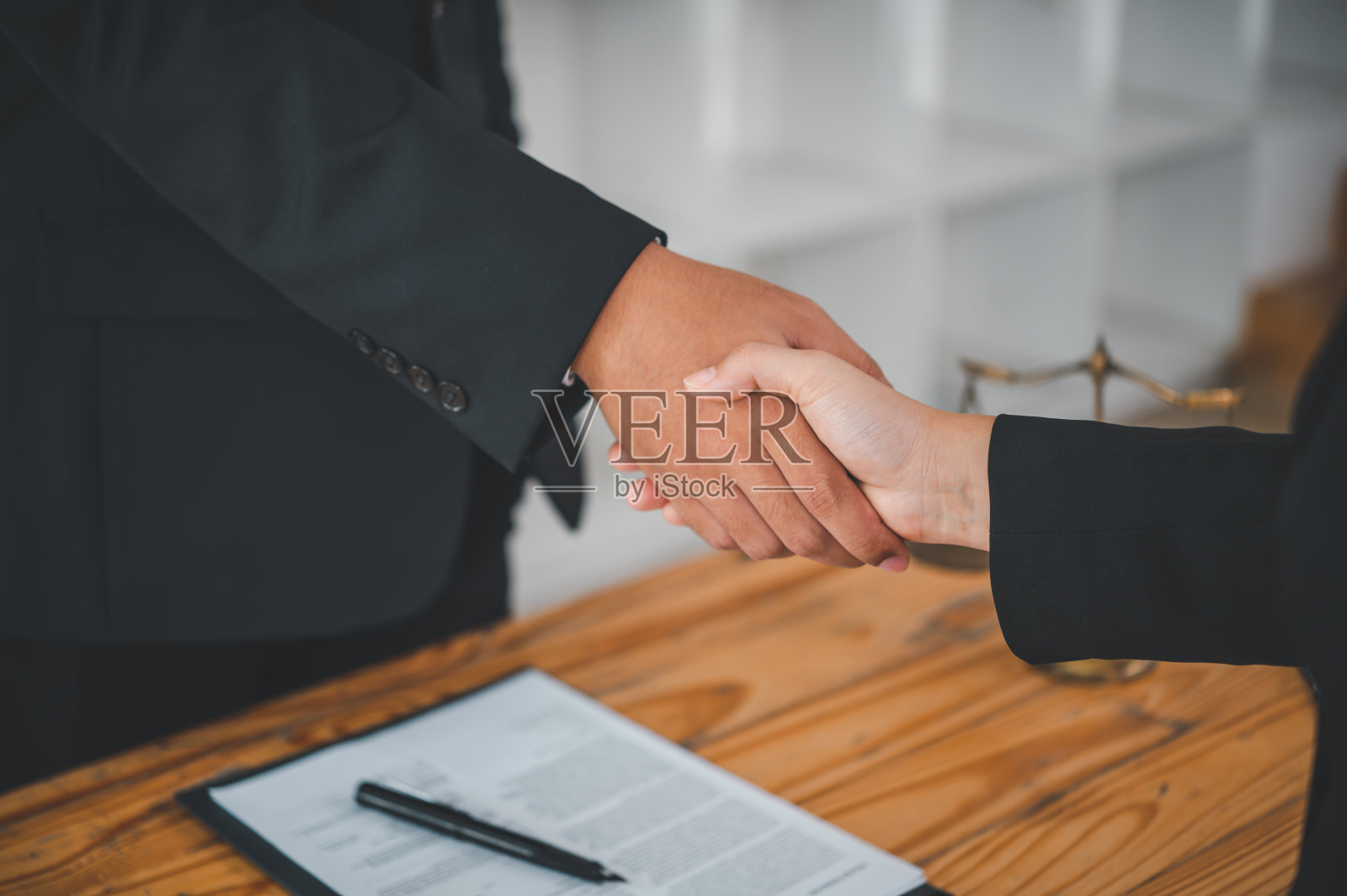 法律主题：法官木槌、执法人员和案件文件照片摄影图片