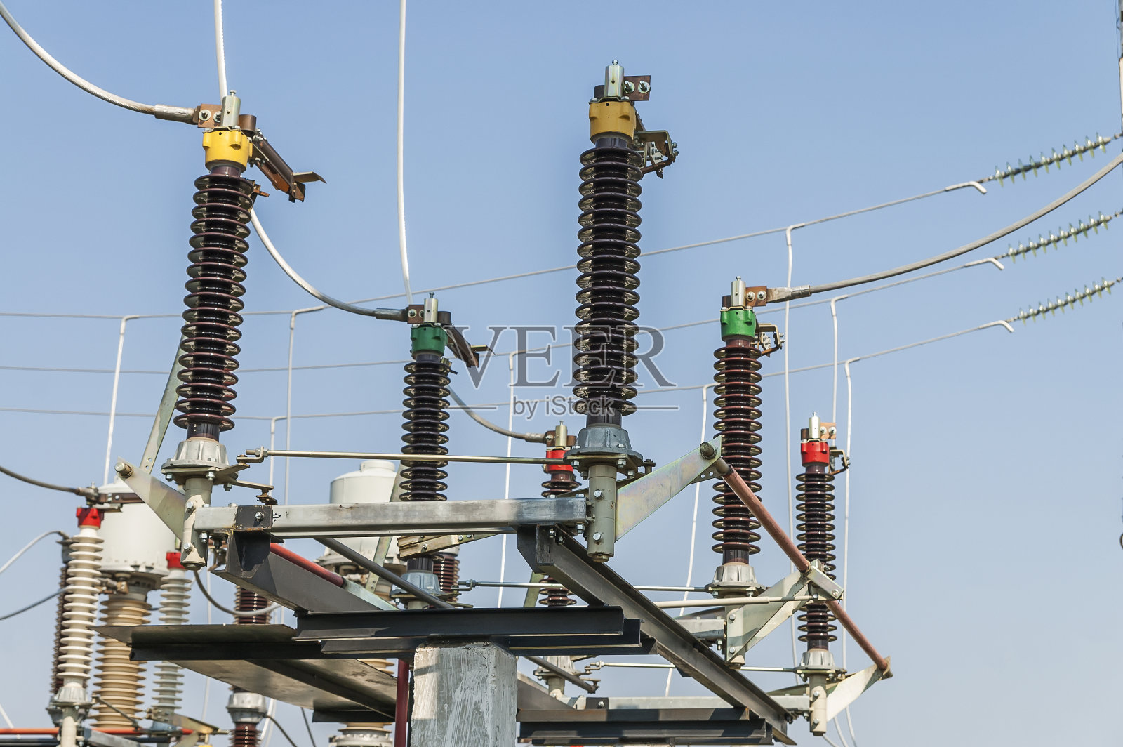 部分高压变电站在蓝天背景与开关和隔离。乌克兰的能源基础设施。照片摄影图片