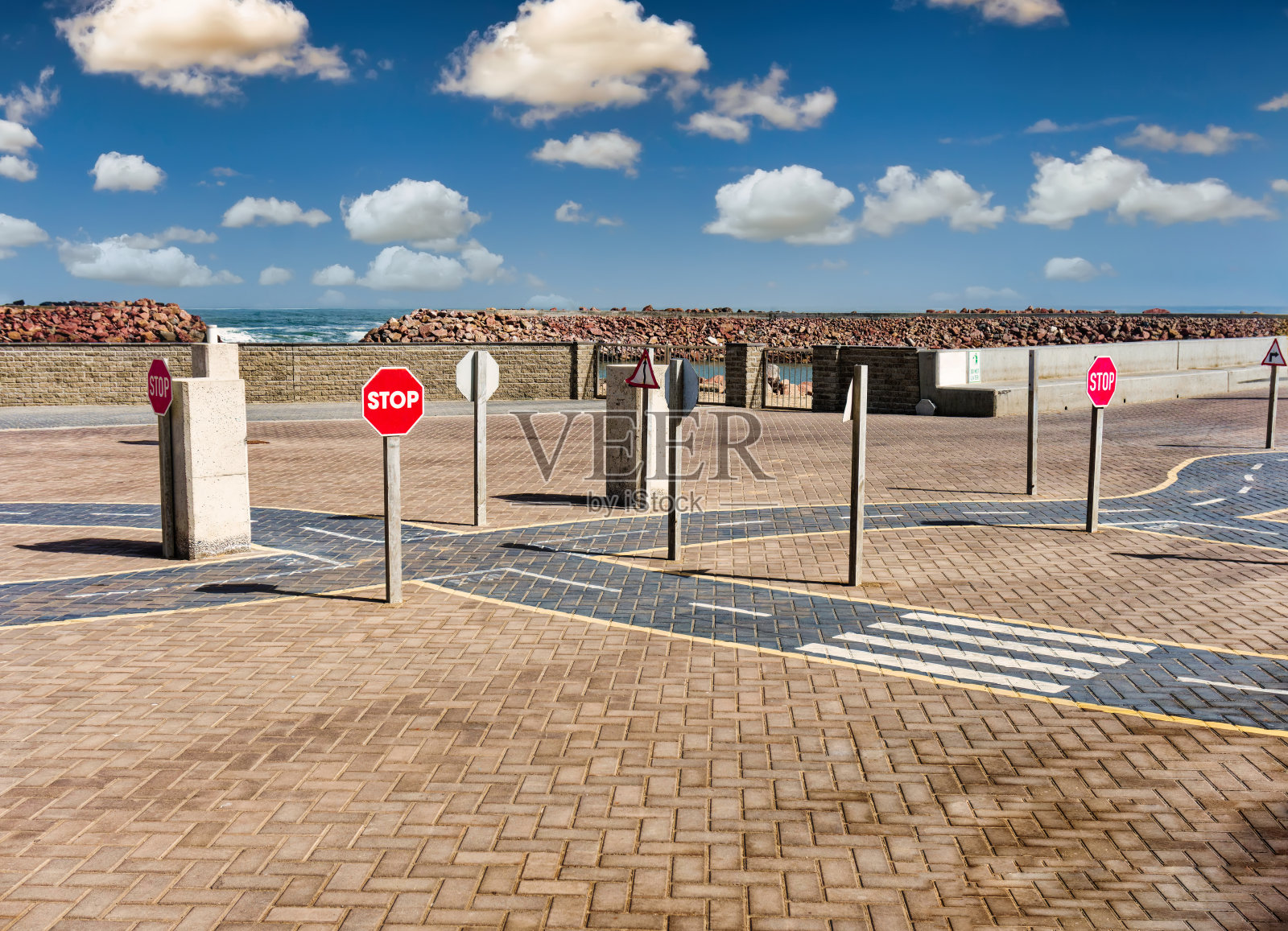 有标志的路口照片摄影图片