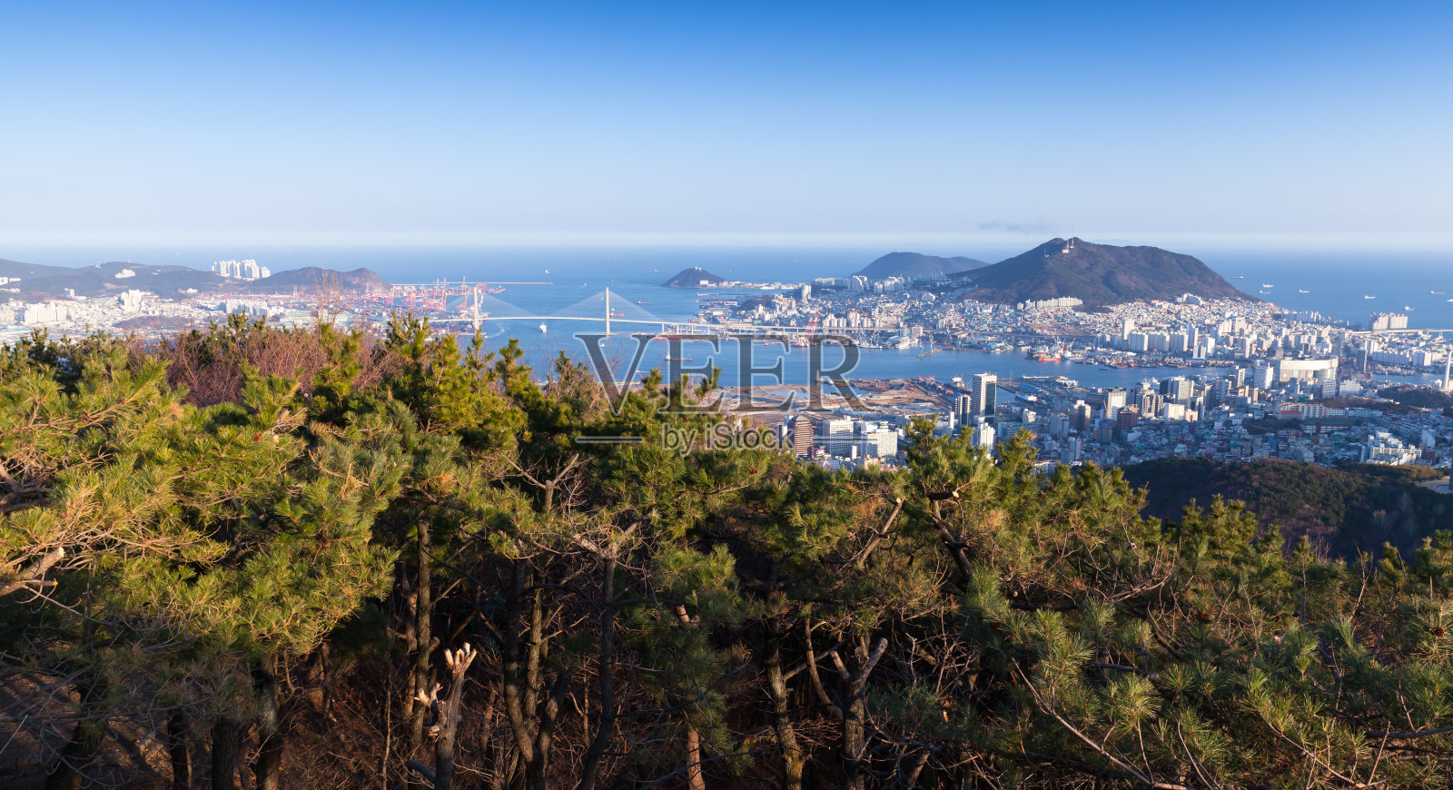 阳光灿烂的一天，韩国釜山的风景照片摄影图片