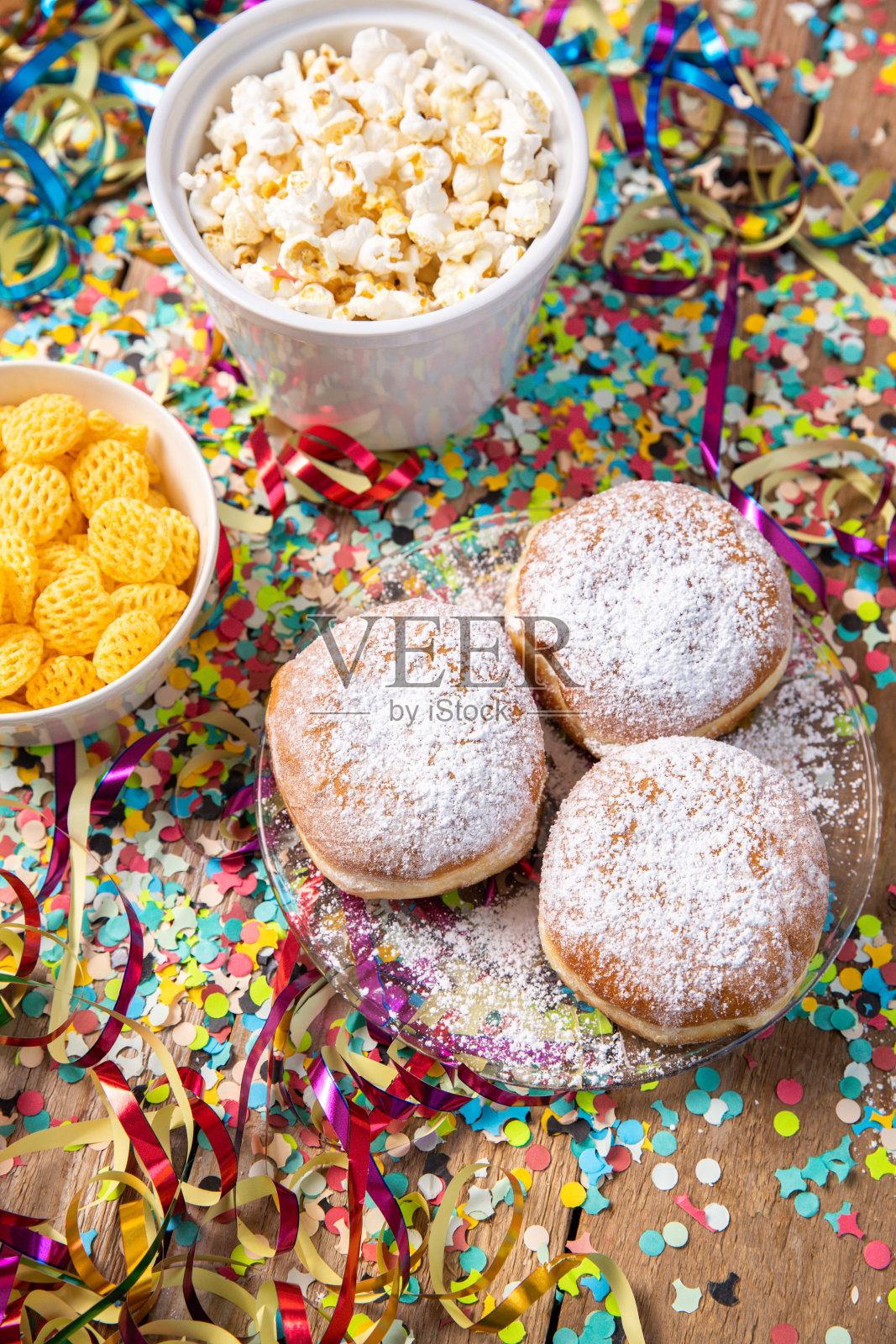 烘焙糕点甜甜圈Krapfen嘉年华Fasching庆祝派对零食，爆米花彩带和纸屑照片摄影图片