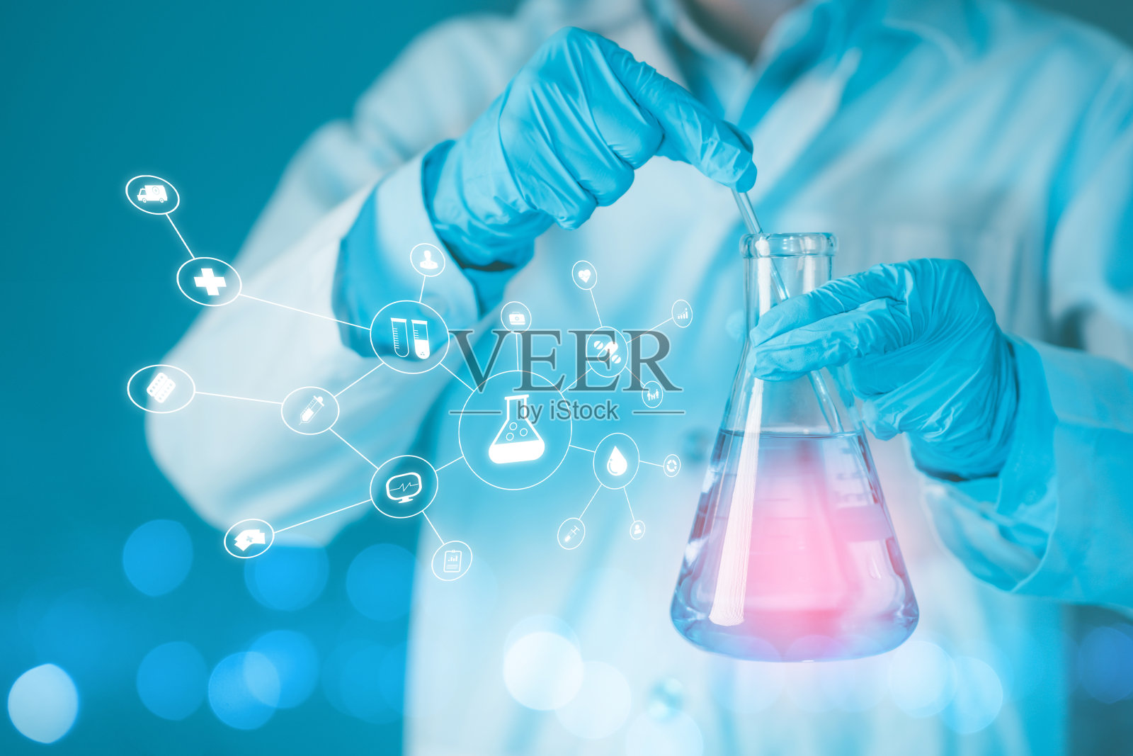 医疗保健和科学技术。在化学、生物学、生物技术实验室，科学家手持装满化学样品的erlenmeyer烧瓶。创新医学，医学研究。玻璃器皿。照片摄影图片