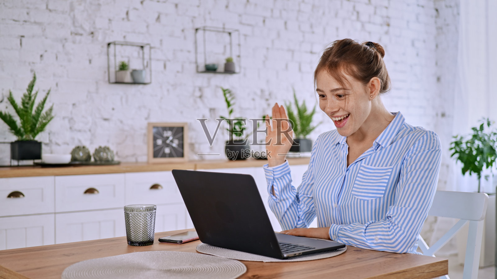 一个白人妇女在家里用电脑工作的特写镜头照片摄影图片