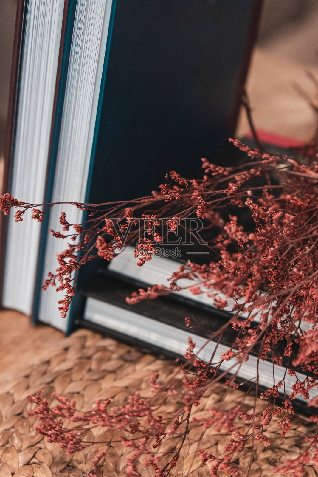 桌上摆着花和书照片摄影图片