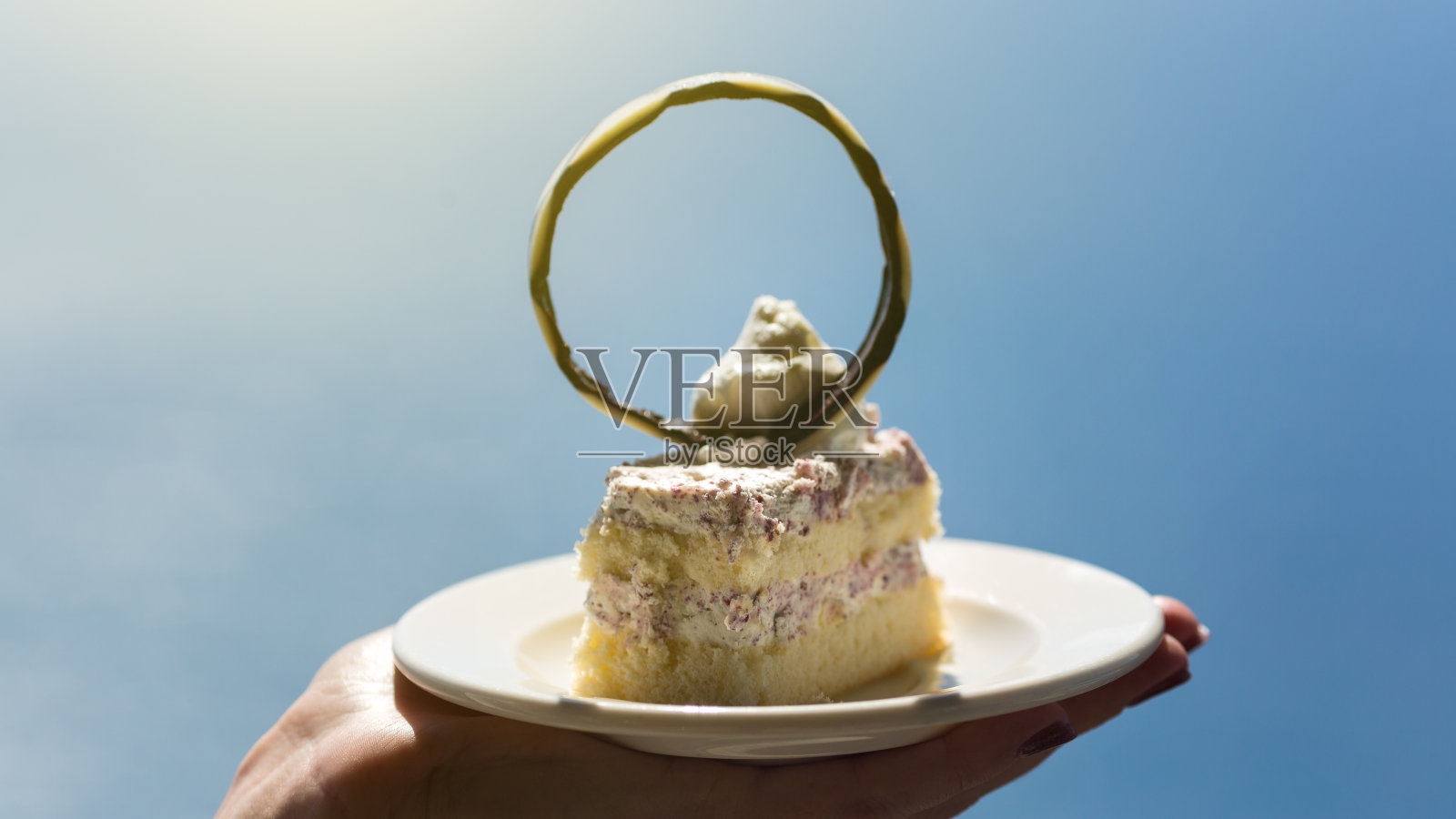 一位女士正在品尝一个装饰有巧克力环的漂亮蛋糕照片摄影图片