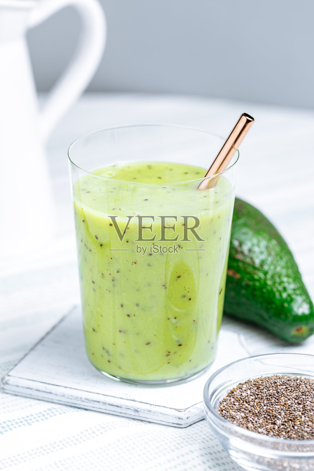 绿色猕猴桃鳄梨冰沙饮料照片摄影图片