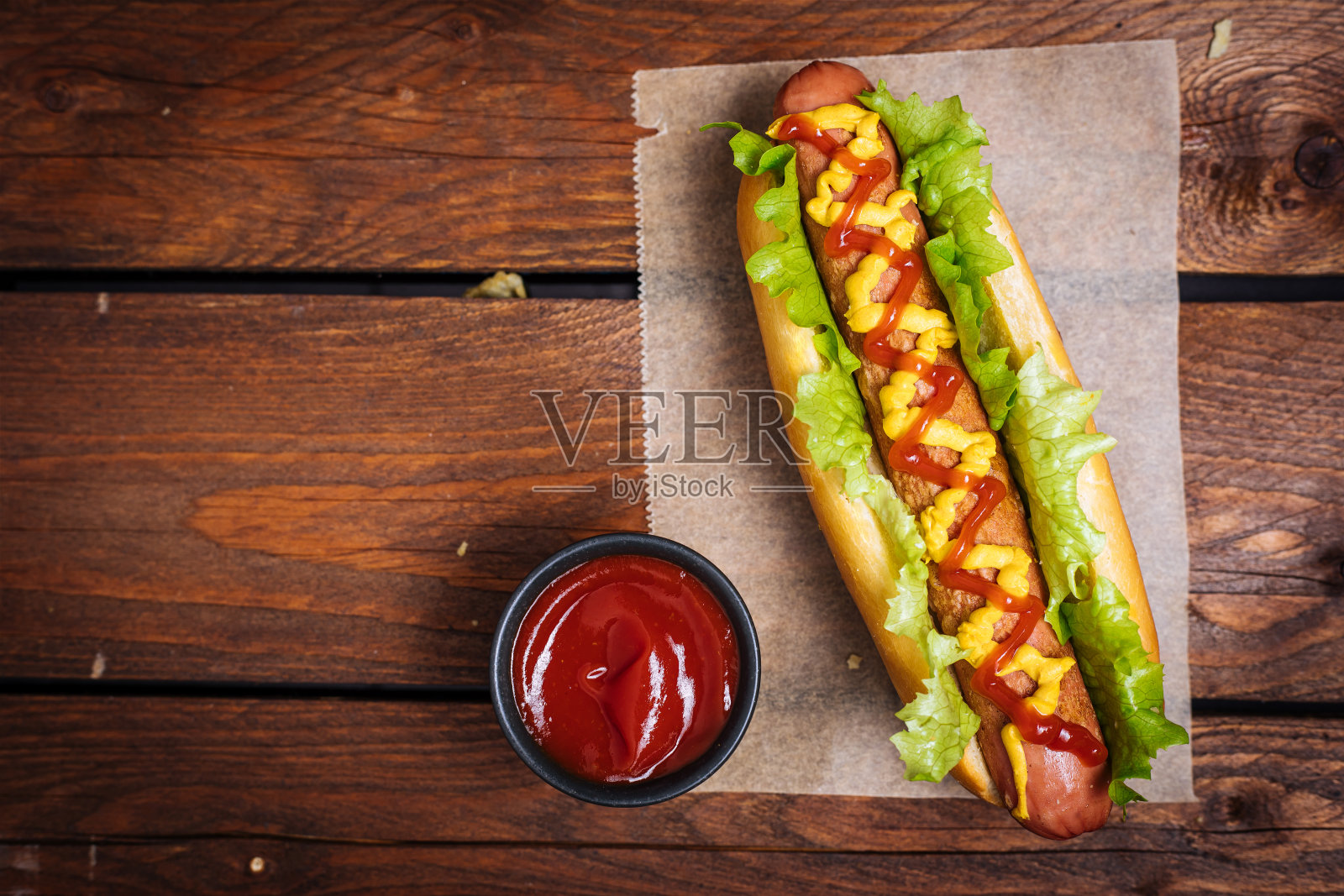 新鲜的热狗在木制背景照片摄影图片