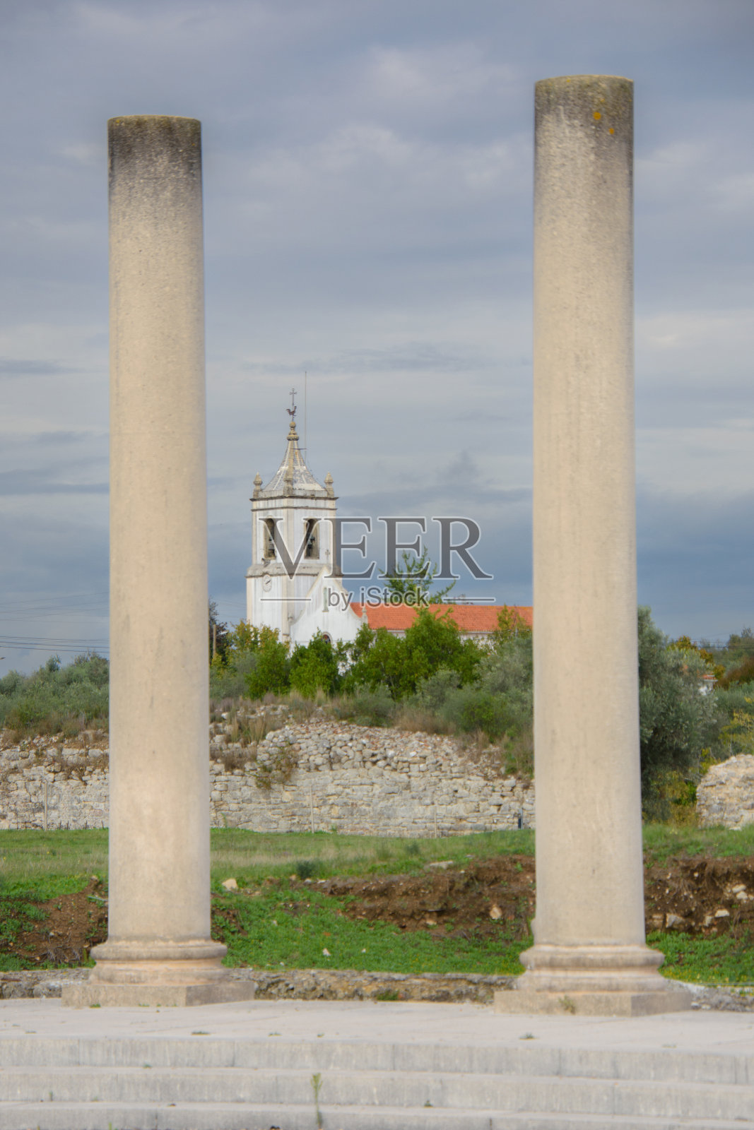 康尼布里加遗址和中世纪教堂照片摄影图片