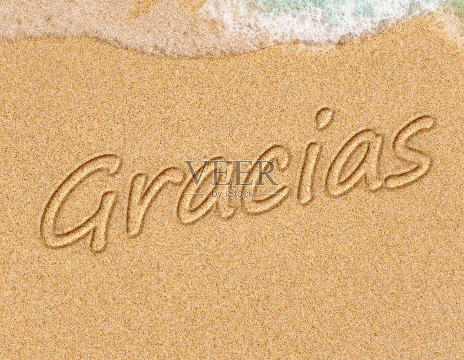 在沙滩上的沙滩上，大海冲刷着海岸照片摄影图片